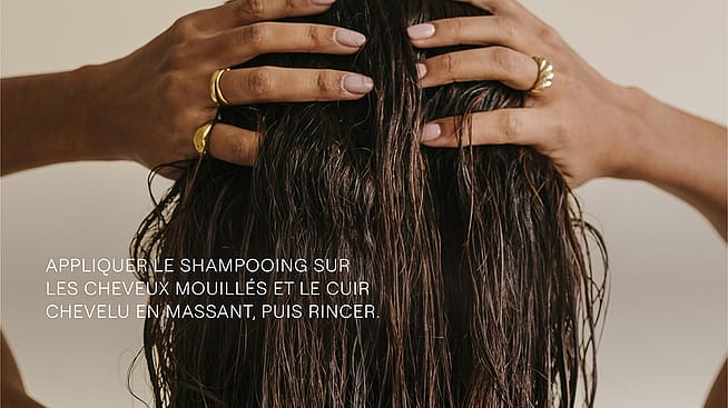 Femme de dos se lavant les cheveux