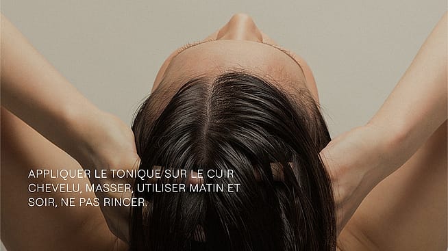 Femme de dos se massant le cuir chevelu