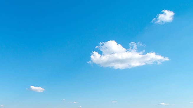 Blauer Himmel mit weissen Wolken
