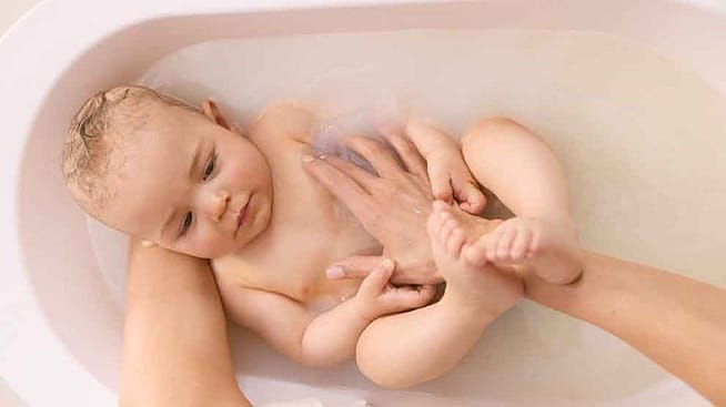 Baby in der Badewanne