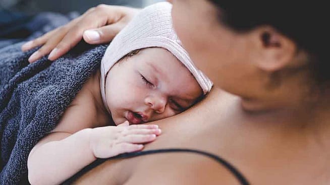 Baby liegt nach dem Baden im Hautkontakt mit Mutter