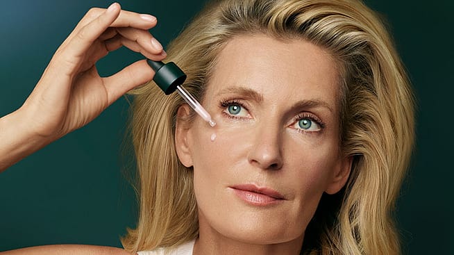 Maria Furtwaengler wendet Weleda Serum an