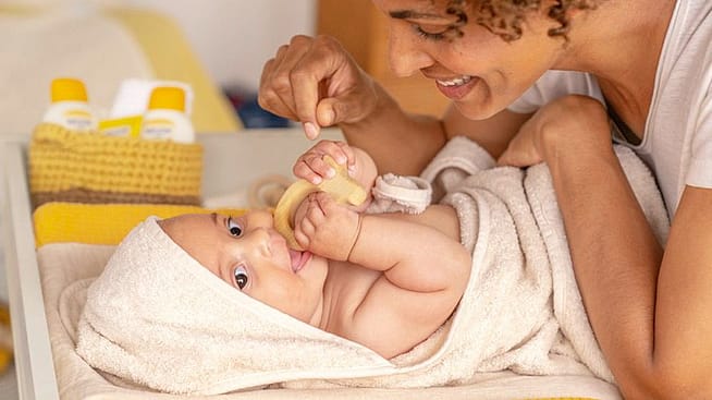 Baby ins Handtuch gewickelt