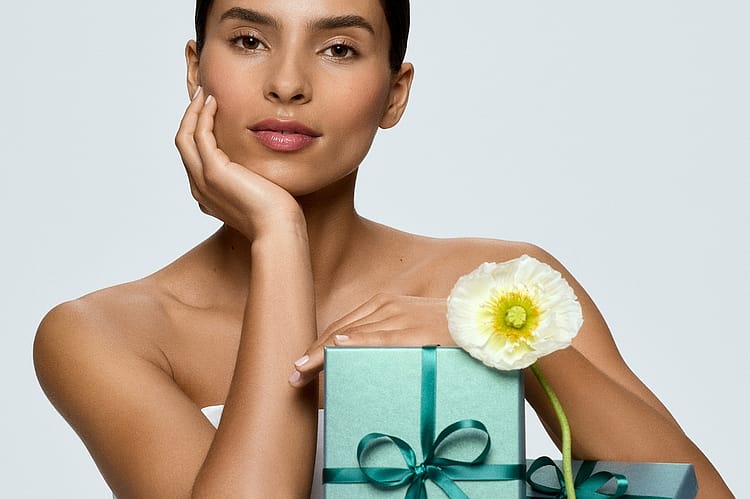 Frau mit Geschenkset