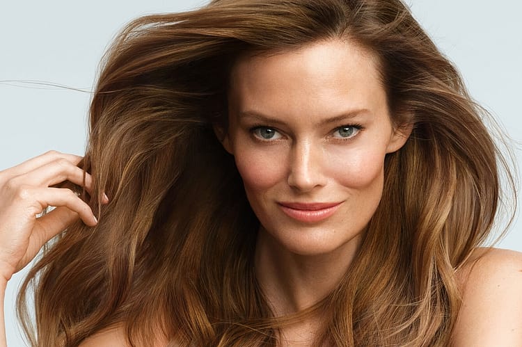 Frau mit langen und voluminösen Haaren