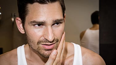 Man applicerar Weleda after shave Balm