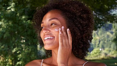 Applicering Weleda Skin Food Nourishing Night Cream