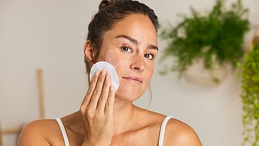 Frau wäscht ihr Gesicht