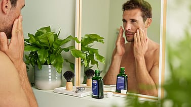 homme utilise after shave