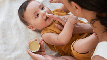 Mamma smörjer in bebis med - Calendula All Purpose Balm
