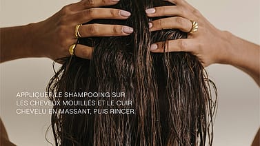 Femme de dos se lavant les cheveux