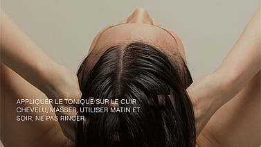 Femme de dos se massant le cuir chevelu