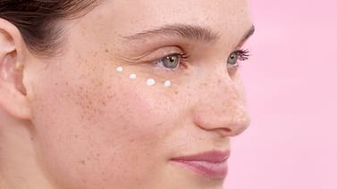 donna che applica contorno occhi