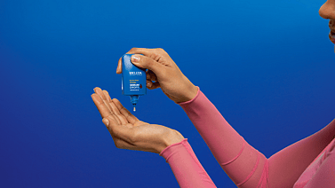 donna applica qualche goccia del Siero Multiomega