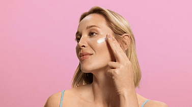 donna applica siero glow sul viso