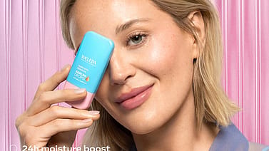 Model drži serum.