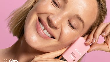 Model drži serum.