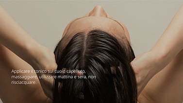 donna applica la lozione al rosmarino