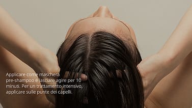 donna applica l'olio al rosmarino