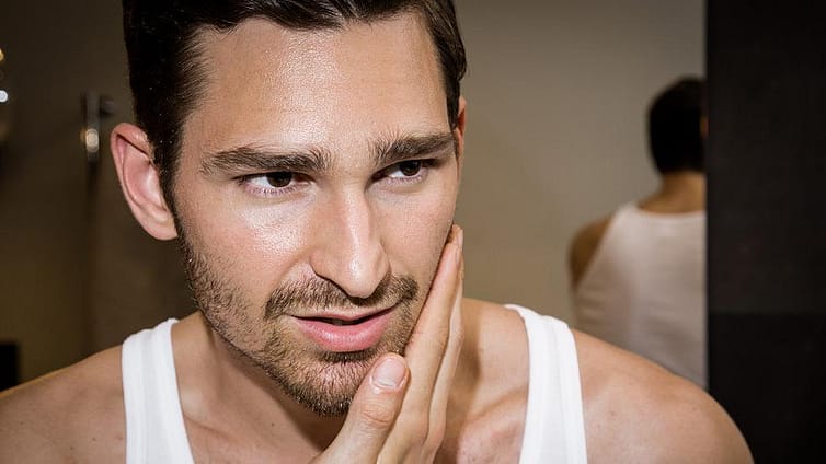 Man applicerar Weleda after shave Balm