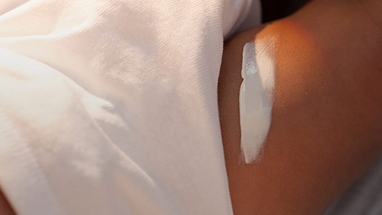 Applicare su tutta l'area del pannolino dopo un'accurata pulizia.