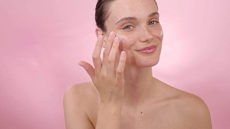 donna mette la crema sul viso