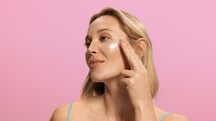 donna applica siero glow sul viso