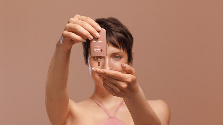 donna preme il tubetto di un siero