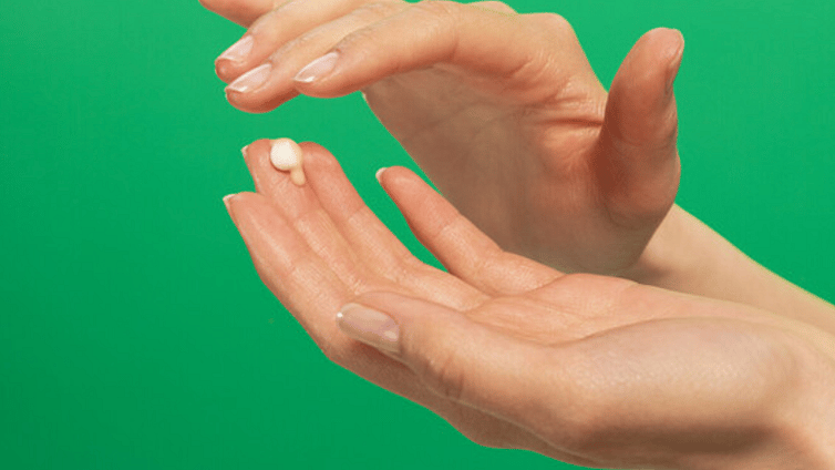 donna che applica il siero sulla mano