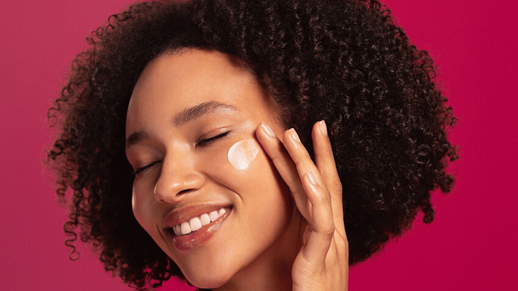 donna che si accarezza il viso