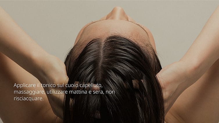 donna applica la lozione al rosmarino