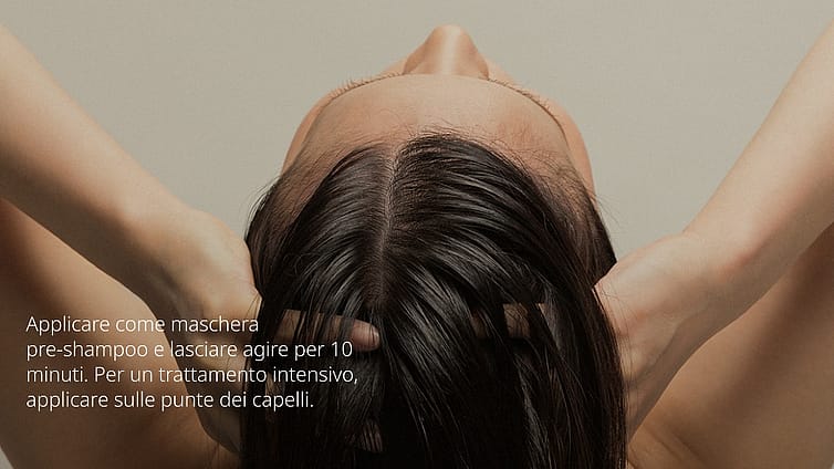 donna applica l'olio al rosmarino