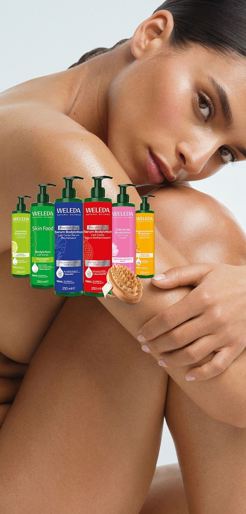 Sitzende Frau im Profil, Abbildung der neuen Weleda Bodylotions sowie Weleda Körper-Massagebürste