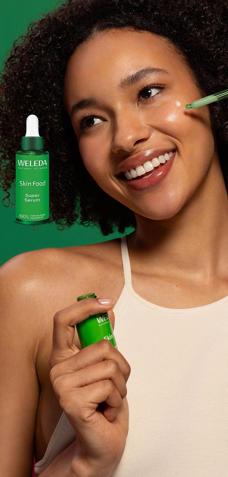 Frau mit dunklen Haaren und strahlendem Lächeln sowie Abbildung des Weleda Skin Food Super Serums
