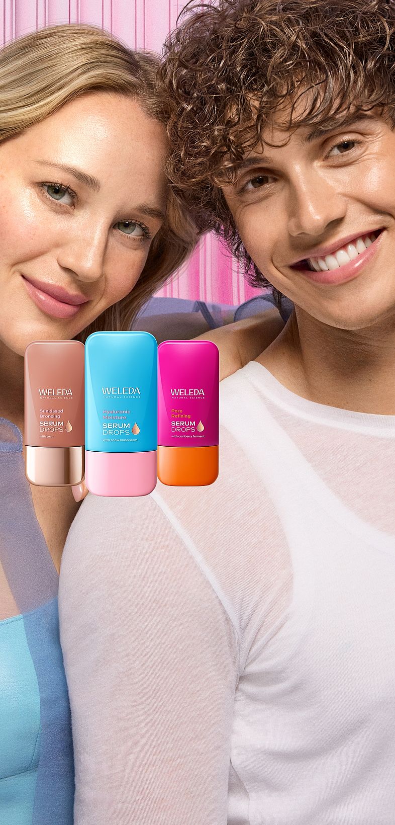 Model hält Hyaluronic Serum Drops vors Gesicht