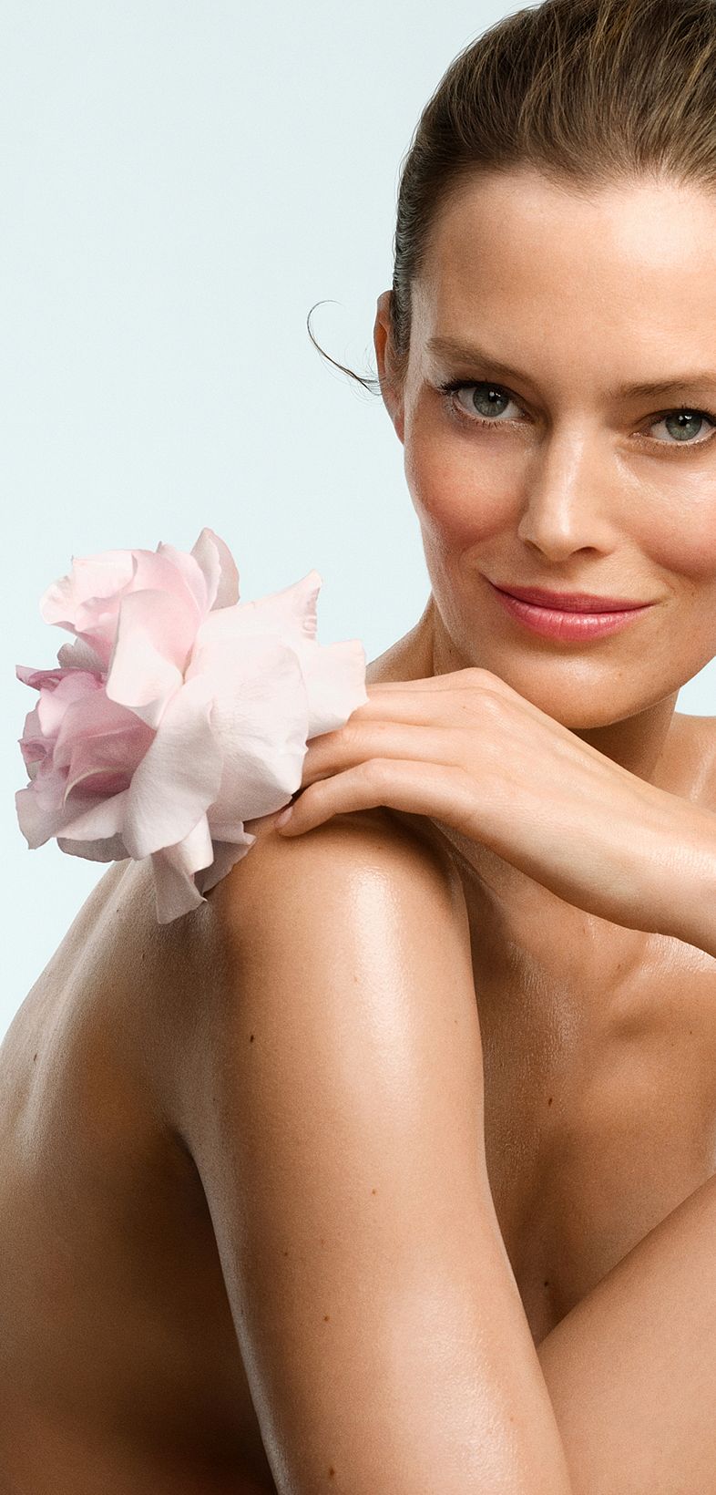 Frau mit Rose im der Hand