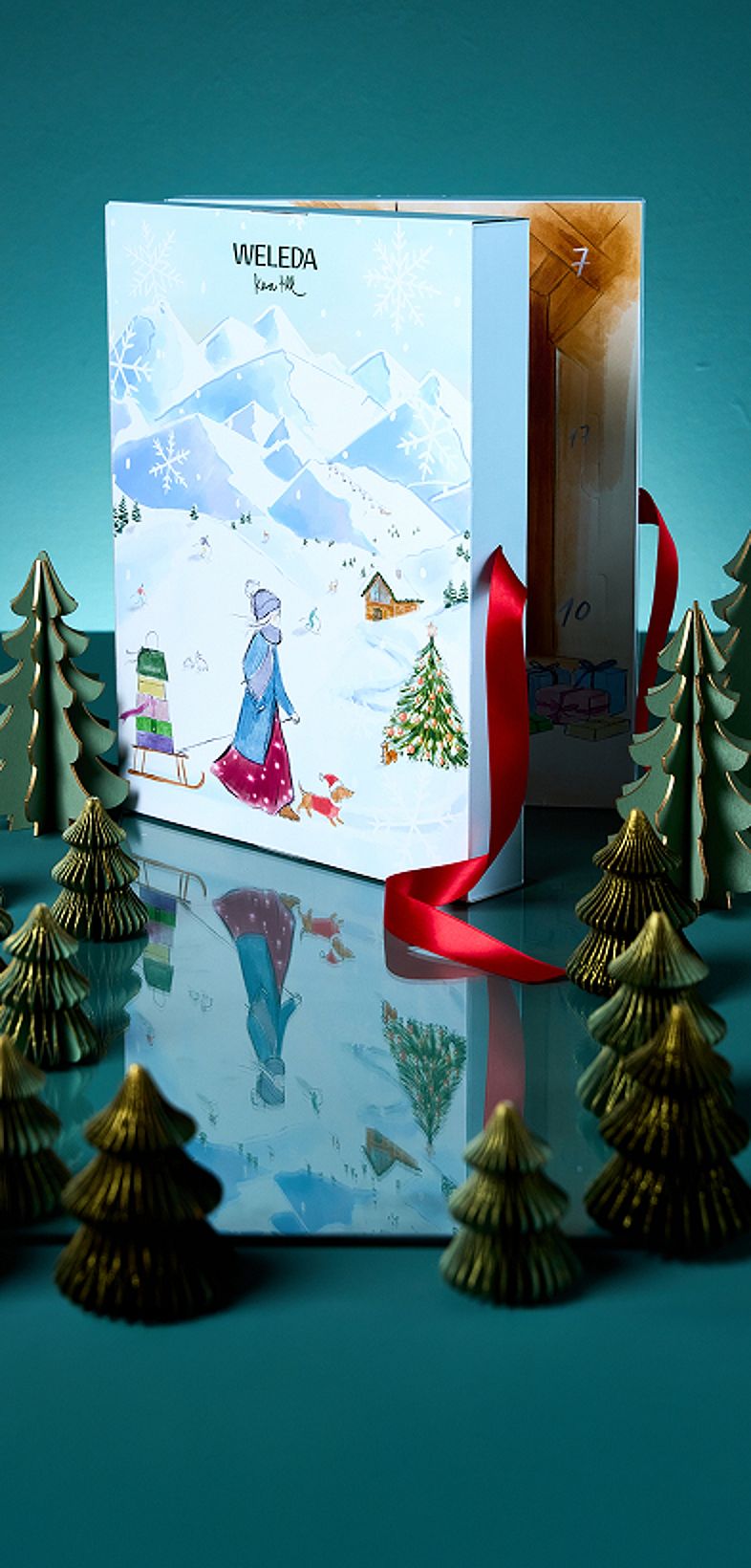 Weleda Adventskalender auf dunklem Hintergrund mit Dekoration