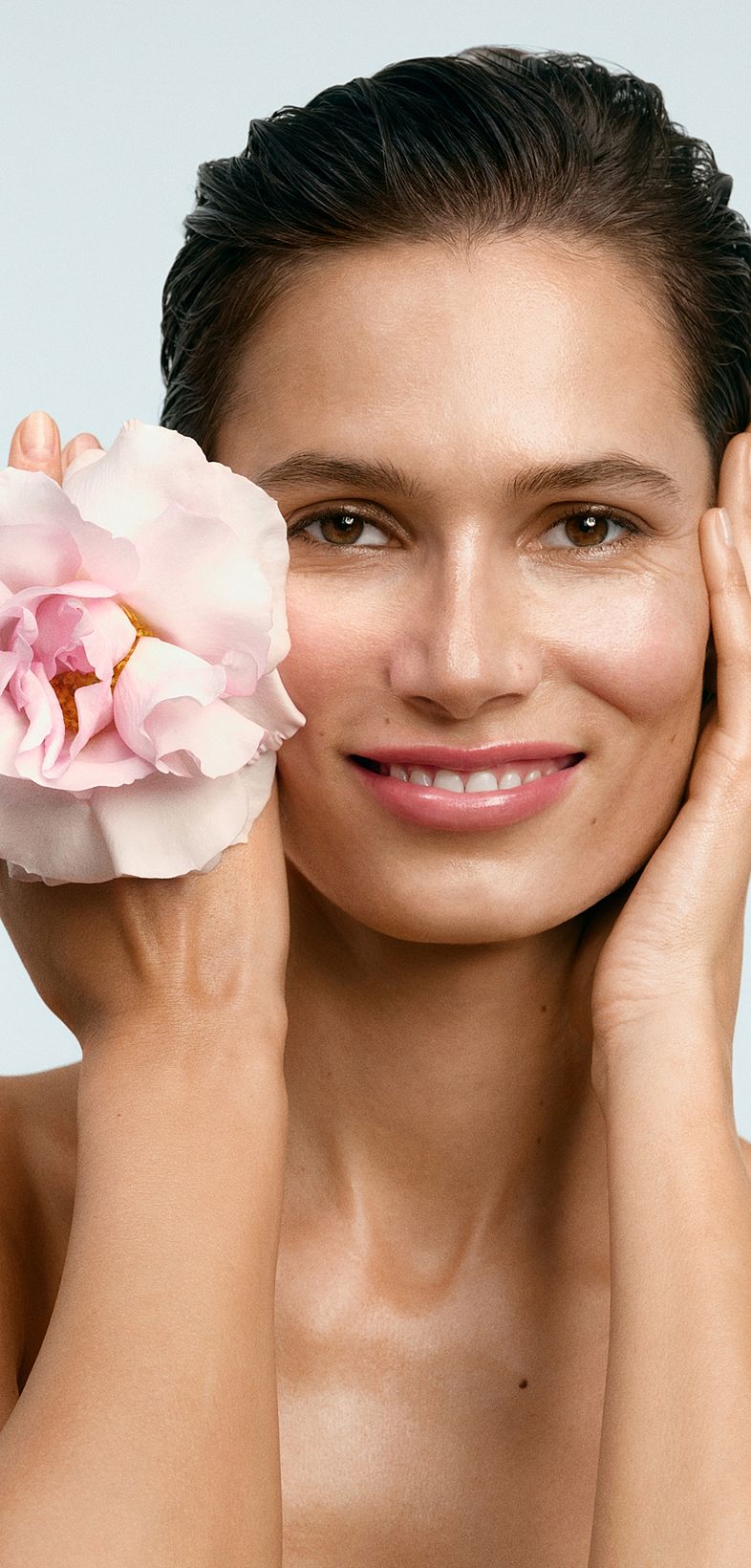 Lächelnde Frau mit Blume