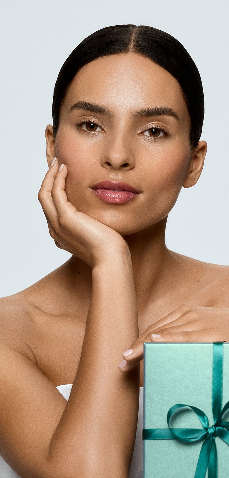 Frau mit grünem Geschenk und Blume