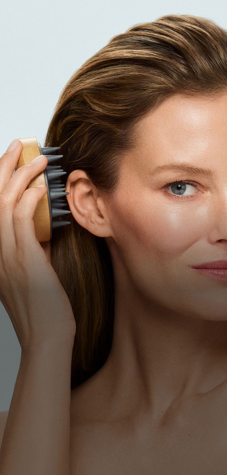 Frau mit Kopfhaar-Massagebürste