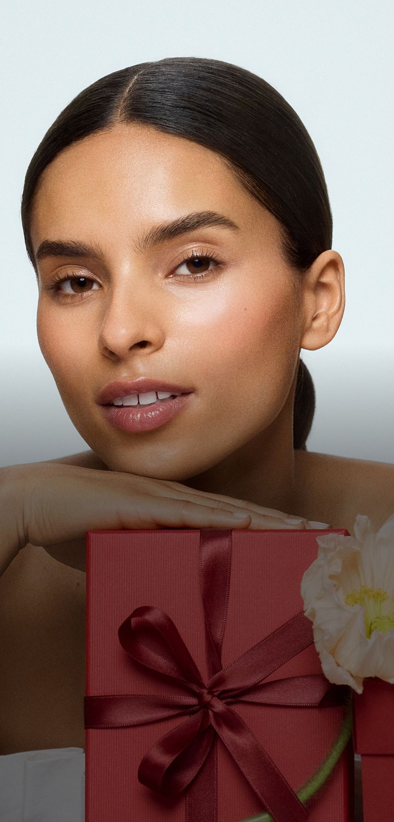 Frau mit rotem Geschenk