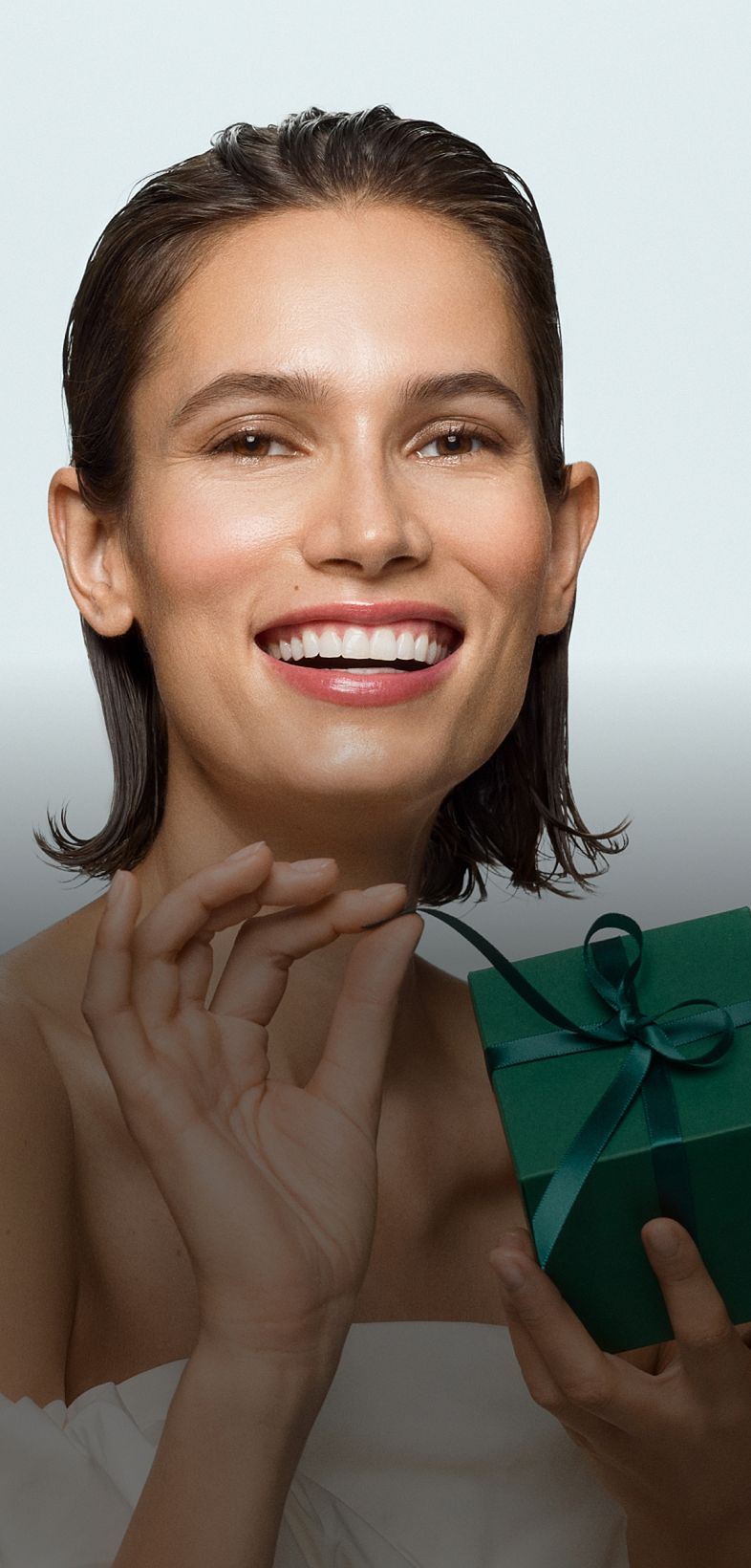 Femme avec un cadeau vert