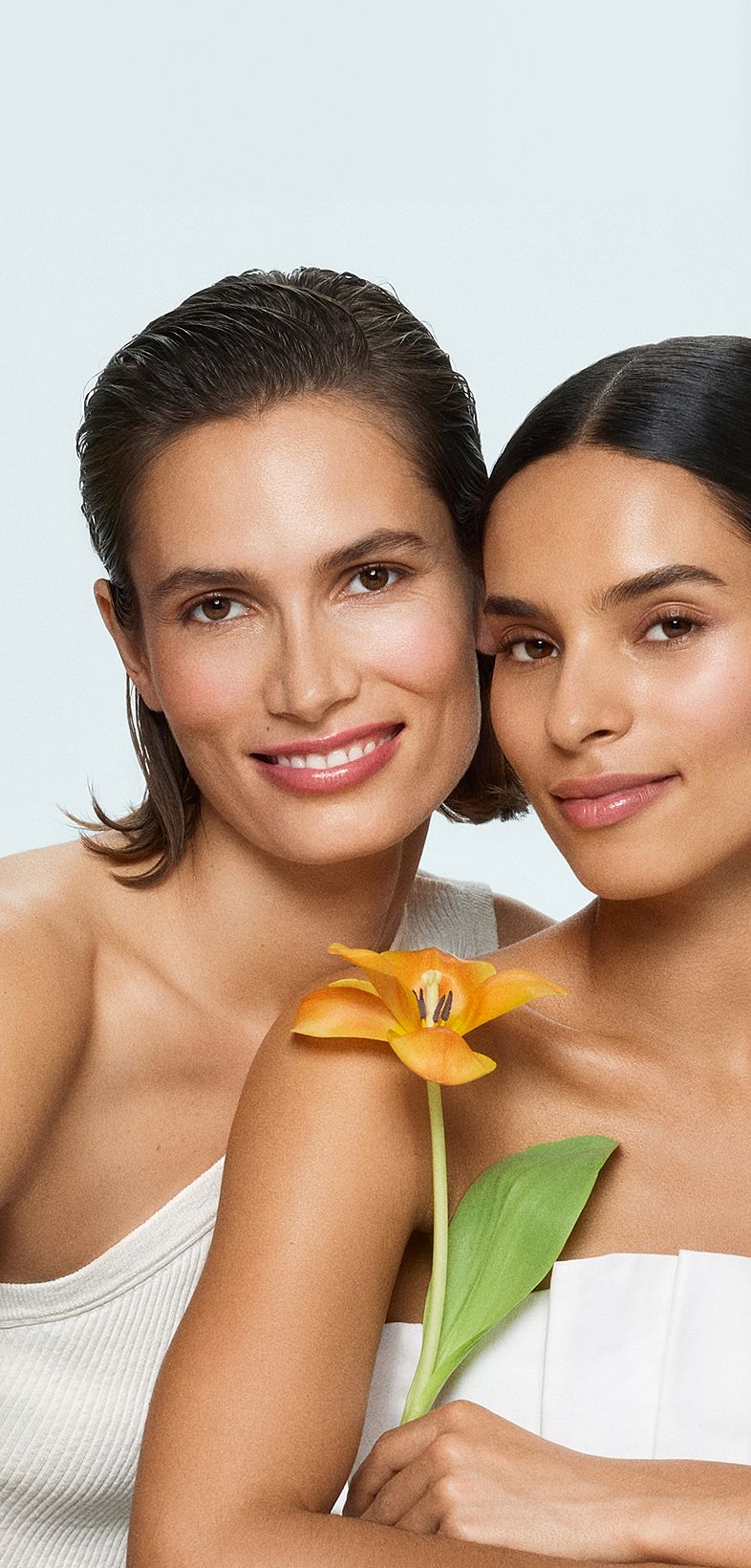 Deux femmes avec une fleur