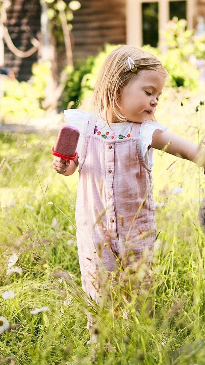 Une femme réconforte un enfant piqué par un insecte