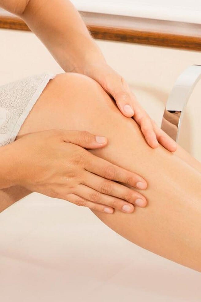 Massage des jambes à l'huile