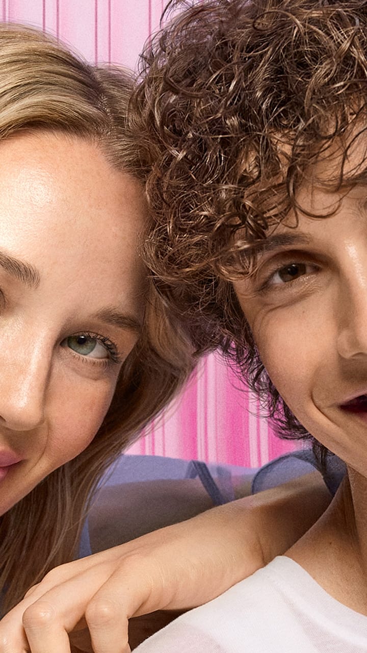 Frau hält Produkt vors Gesicht