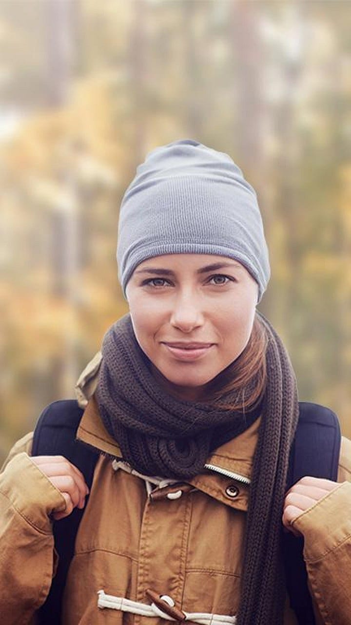 Frau im Herbstwald am wandern