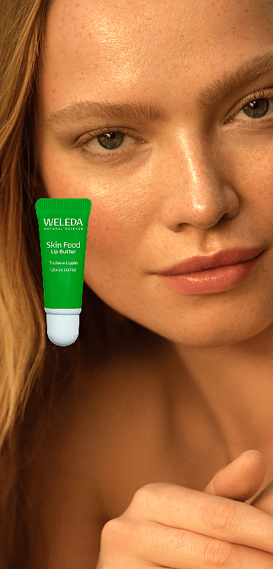 Frontale Ansicht einer Frau mit neutralem Gesichtsausdruck. Außerdem Abbildung des neuen Weleda Skin Food Lip Balm