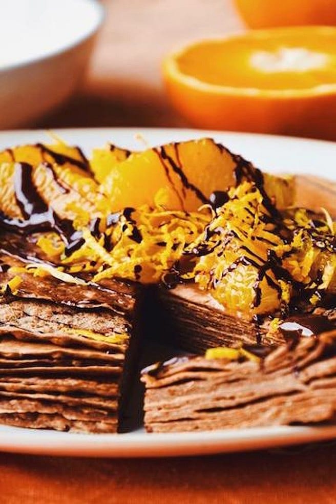Kakao-Crêpes mit marinierten Orangen auf einem Teller