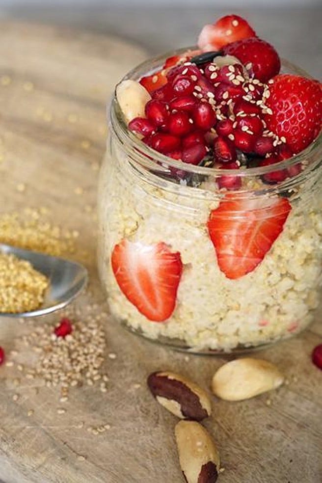 Hirse im Glas mit Erdbeeren und Granatapfel